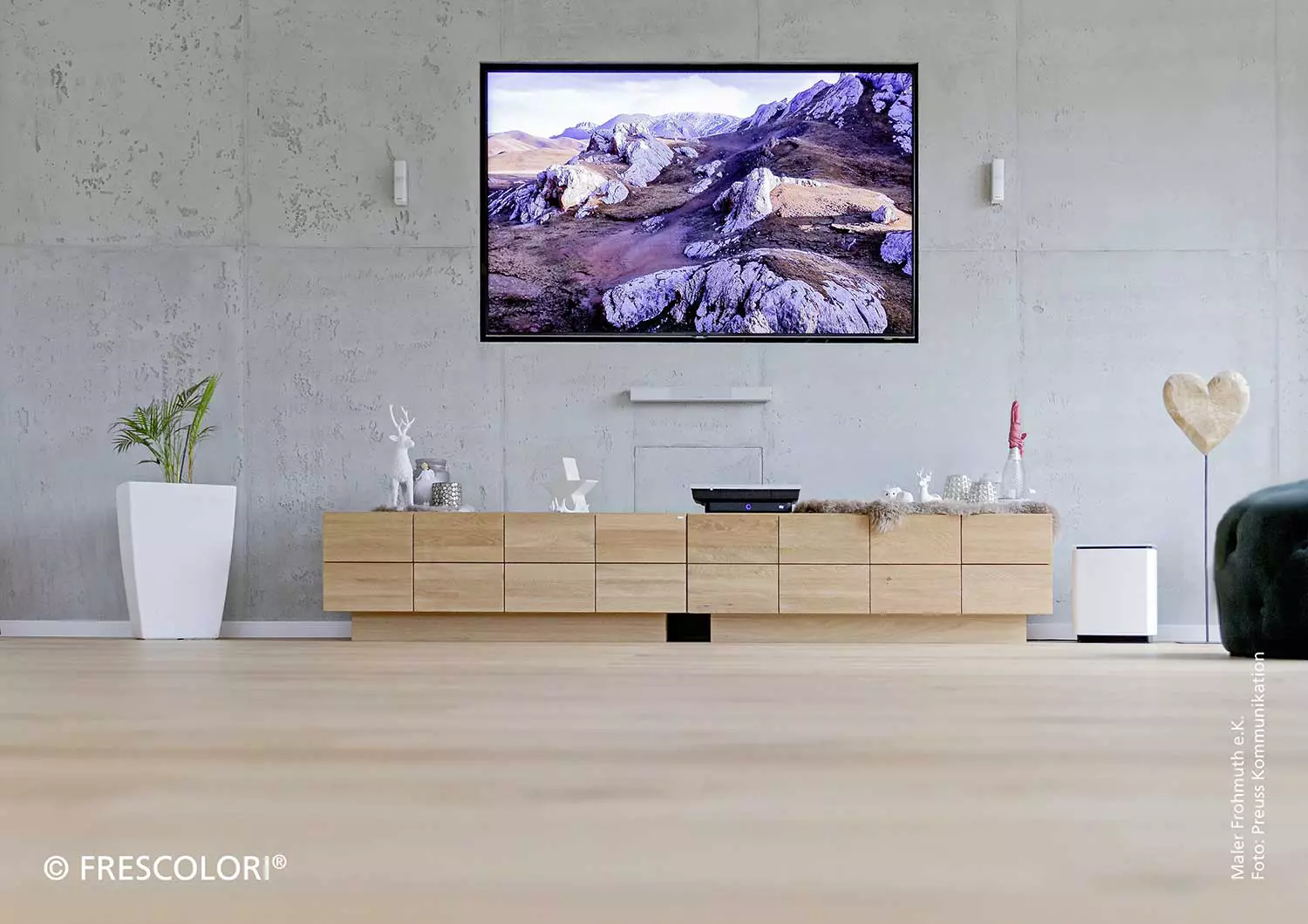 Wohnraum mit Fernseher an Wand