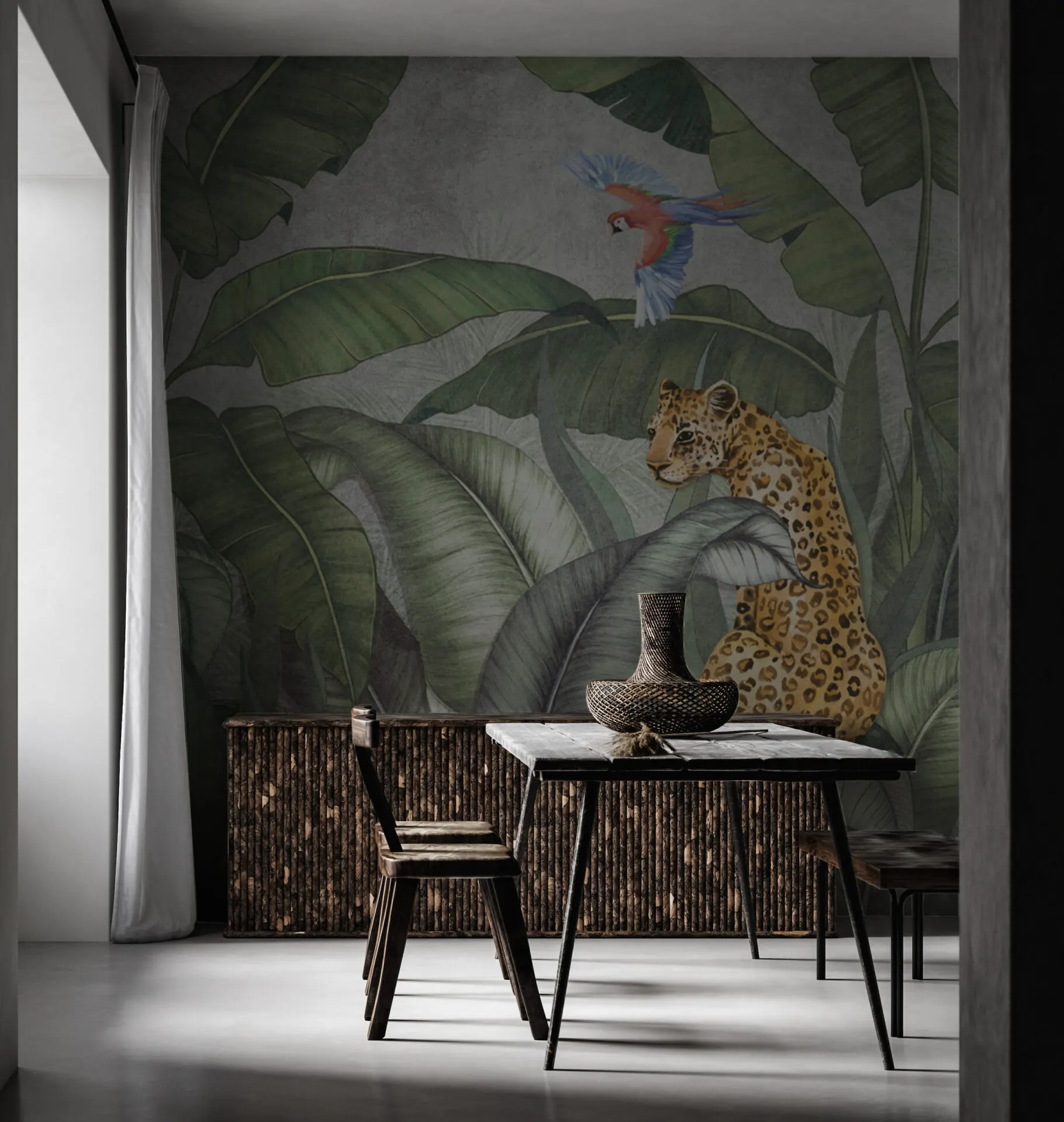 Tisch mit Stühlen vor Tapete, auf welcher Leopard, ein Vogel und Blätter von Dschungelpflanzen zu sehen sind