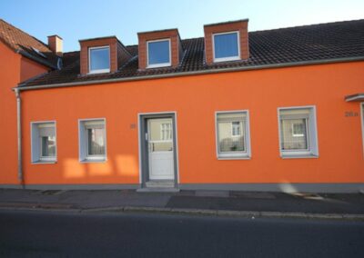 Orangene Hausfassade