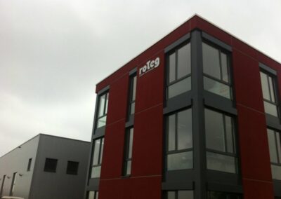 Hausfassade der Firma roteg. Die Fassadenfarbe ist rot und grau