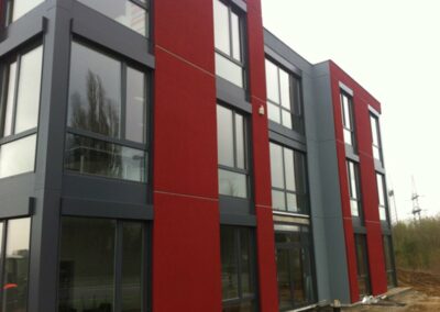 Graue und rote Hausfassade