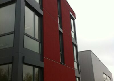 Hausfassade der Firma roteg. Die Fassadenfarbe ist rot und grau