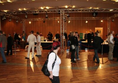 Menschenmenge in einer Ausstellung