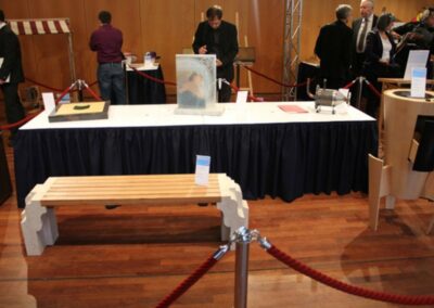 Eine Ausstellung, in welcher eine Sitzbank, Wandmodelle etc. zu sehen sind