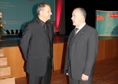Zwei Männer unterhalten sich am Rande einer Präsentation